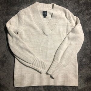 Gap v-neck sweater in size small